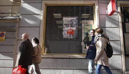 Un cartel anuncia hipotecas a inter&eacute;s fijo en una oficina de Kutxabank, una de las entidades que comercializa hipotecas a tipo fijo m&aacute;s baratas.