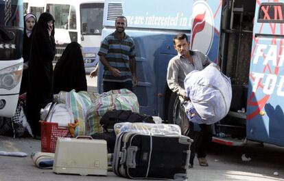 Una familia iraquí que huye del conflicto en Siria llega a Bagdad.