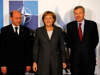 La canciller alemana Angela Merkel junto el primer ministro rumano, Traian Basescu, en la cumbre de la OTAN de Bucarest en abril de 2008.