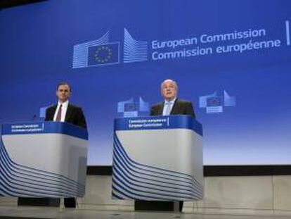 El vicepresidente de la Comisión Europea (CE) y comisario de Competencia, Joaquín Almunia, junto al portavoz de Competencia de la CE, Antoine Colombani (i), durante una conferencia de prensa. EFE/Archivo