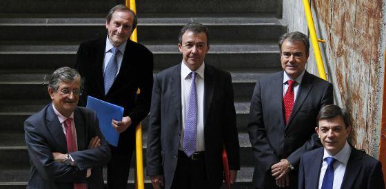 De izquierda a derecha, los candidatos a rector en 2015 Rafael Caldulch. Dámaso López, José Carrillo, Federico Morán y Carlos Andradas.