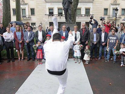 Andoni Ortuzar y los principales dirigentes del PNV junto a la escultura de Arana.