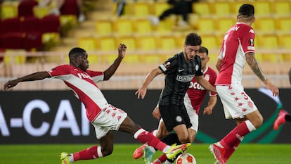 Eliot Matazo (I) intenta quitarle el balón a Otar Kiteishvili en el Monaco-Sturm Graz.