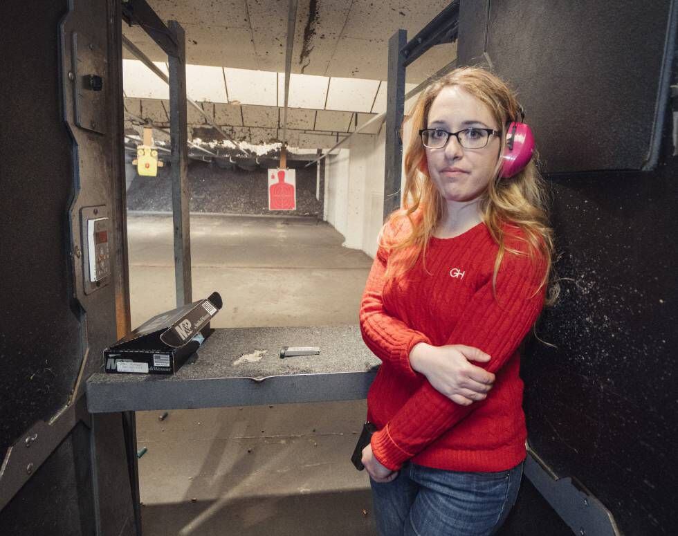 Gabriella Hoffman, de 26 años, este invierno en la galería de tiro a la que suele acudir a practicar en Virginia.