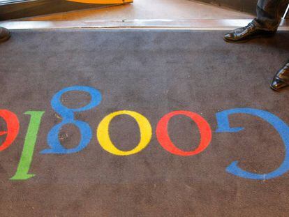 Felpudo de Google a la entrada de su sede francesa, en Par&iacute;s.