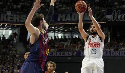 Llulla anota uno de sus seis triples ante el Barça