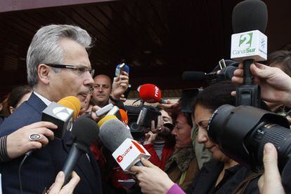 El magistrado Baltasar Garzón conversa con periodistas tras una conferencia ayer en Sevilla.