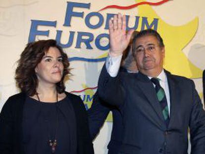 Juan Ignacio Zoido con la vicepresidenta del Gobierno, Soraya Sáenz de Santamaría, este martes en Madrid.