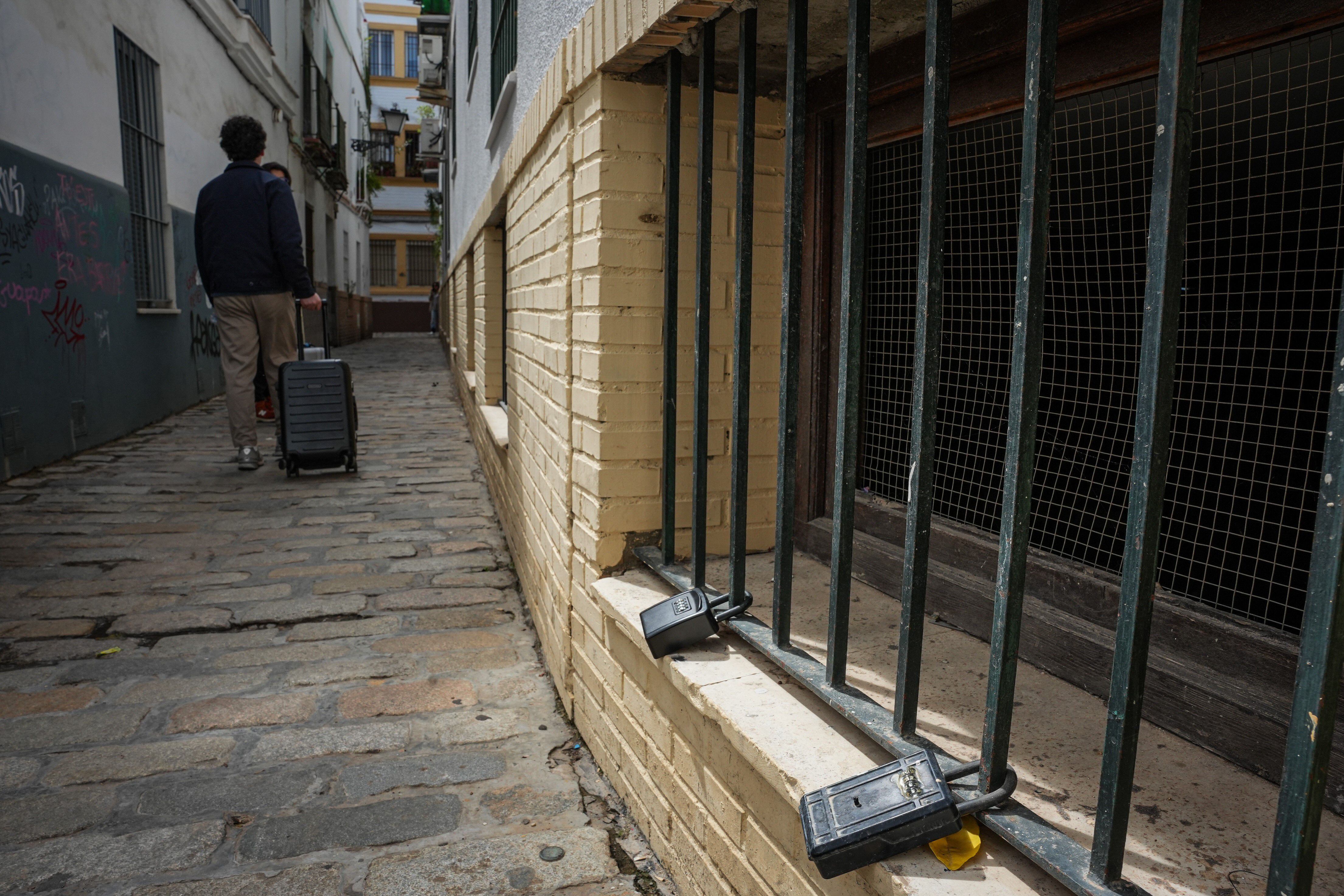 Una estampa habitual en Sevilla: las maletas de ruedas recorriendo sus calles estrellas y repletas de alojamiento para turistas. 