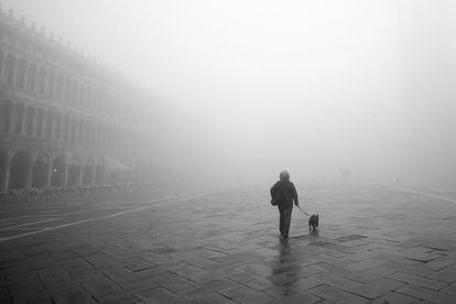 El horizonte de la ciudad se pierde bajo la intensa niebla.