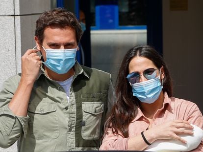 Malú y Albert Rivera, con su hija Lucía, a la salida del hospital HM Puerta del Sur de Madrid este lunes.