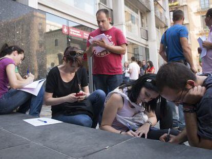 Varios opositores rellenan las reclamaciones ante el Ayuntamiento pidiendo que la repitición del examen.