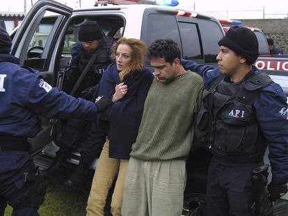 Florence Cassez e Israel Vallarta se muestran a la prensa durante una escenificación de su arresto, el 9 de enero de 2005.