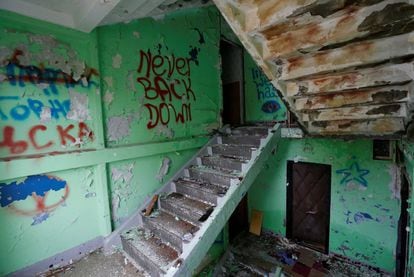 Vista de las escaleras de un edificio que será demolido para la construcción de nuevos bloques de viviendas en Moscú.