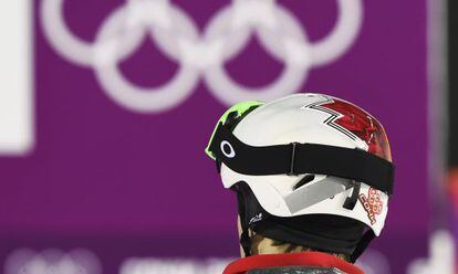 Una atleta en Sochi con  el nombre de Burke tapado en el casco con cinta gris