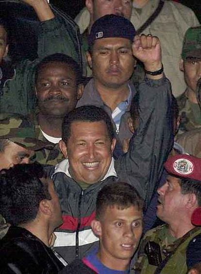 Hugo Chávez saluda al llegar al palacio de Miraflores tras ser liberado por sus captores golpistas, el 14 de abril de 2002.
