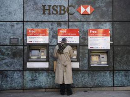Un hombre utiliza un cajero automático en una sucursal del banco HSBC en Londres, Reino Unido. EFE/Archivo