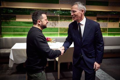 El presidente ucranio, Volodímir Zelenski (izquierda) saluda al secretario general de la OTAN, Jens Stoltenberg, durante la reunión anual del Foro Económico Mundial en Davos, Suiza, el pasado 16 de enero.