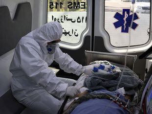 Un paciente con la Covid-19, trasladado en ambulancia a un hospital de Teherán, este lunes.