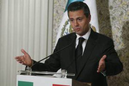 El presidente de México, Enrique Peña Nieto, durante la rueda de prensa ofrecida ayer en Roma, en la que dio cuenta de los encuentros con líderes internacionales que mantuvo hoy con motivo de la misa de inicio de Pontificado del papa Francisco, celebrada en la plaza de San Pedro del Vaticano.