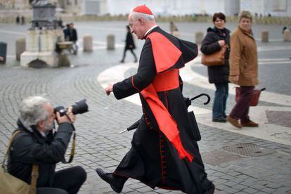 Un reportero fotografía al cardenal Marc Ouellet en la plaza de San Pedro.