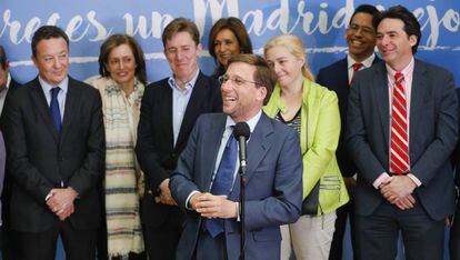 El concejal José Luis Martínez-Almeida durante la rueda de prensa tras su elección. A la izquierda de la imagen el otro candidato, Iñigo Henríquez de Luna.