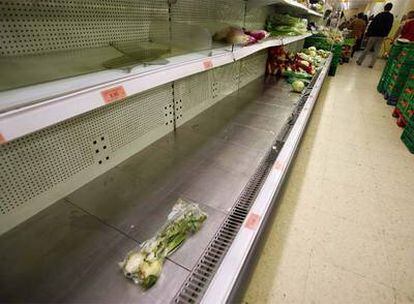 Estanterías vacías en el supermercado Mercadona de la calle Ribera de Curtidores con motivo de la huelga.