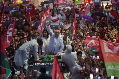 Former president and candidate Lula da Silva, this Friday in Juiz de Fora (Minas Gerais), together with Simone Tebet, opponent in the first round and now an ally, and former minister Marina Silva.