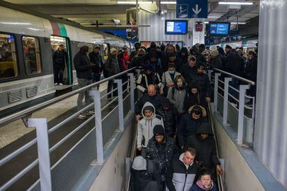 La jornada de bloqueos es una prueba para Macron y para los sindicatos y los opositores a la reforma. En la imagen, varios usuarios se bajan de un tren en la estación parisina de Gare du Nord.