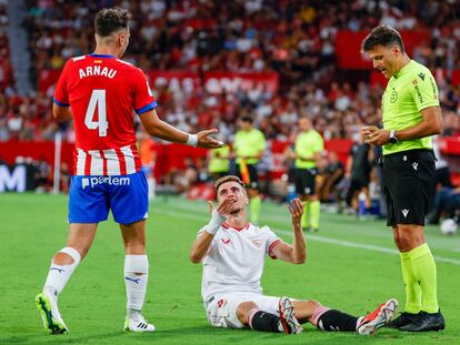 Arnau y Pedrosa discuten delante del colegiado Gil Manzano.