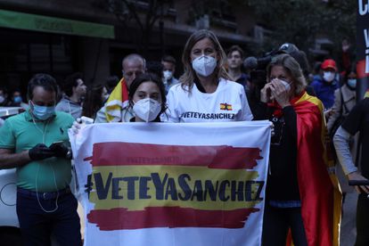 Vecinas del barrio de Salamanca, durante la protesta de este miércoles.