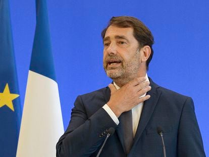 El ministro del Interior de Francia, Christophe Castaner, gesticula durante la rueda de prensa en París este lunes.
