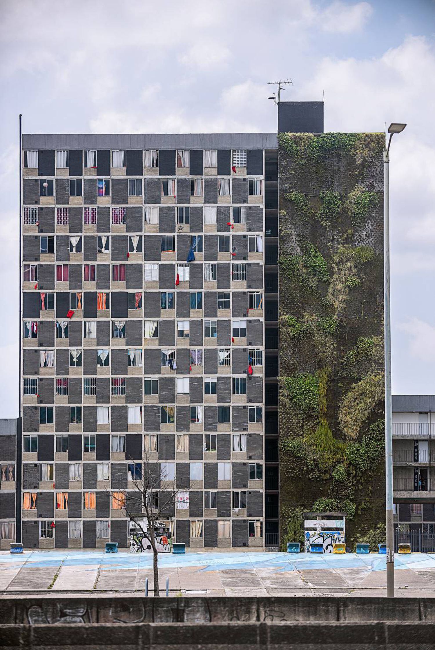 En muchos barrios de Colombia han colgado trapos rojos como señal de auxilio.