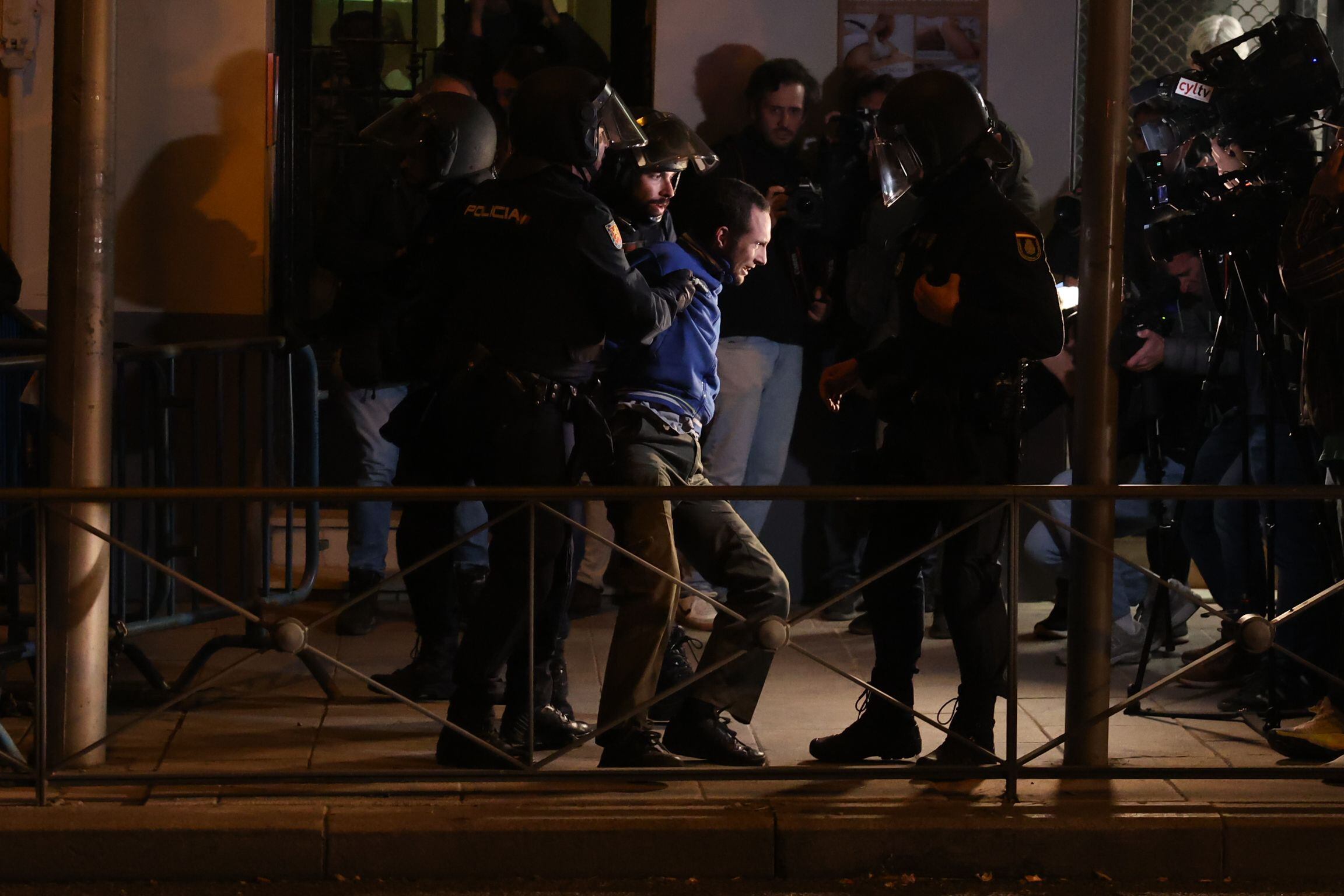 Un detenido en la manifestación en contra de la amnistía frente a la sede del PSOE en Madrid.