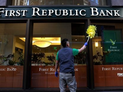 Un trabajador limpia el exterior de una oficina del First Republic Bank esta semana en San Francisco (California).