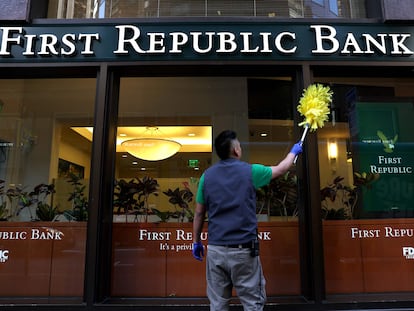 Un trabajador limpia el exterior de una oficina del First Republic Bank esta semana en San Francisco (California).