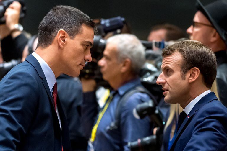 El jefe del Ejecutivo español, Pedro Sánchez, y el presidente francés, Emmanuel Macron, en una cumbre en Bruselas.