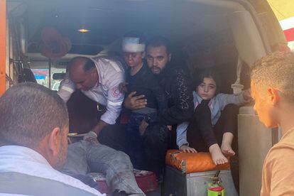 Palestinos heridos son transportados al hospital Nasser, tras un bombardeo israelí, este viernes en Jan Yunis.  