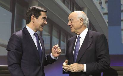 El expresidente del BBVA, Francisco González (derecha), con su sucesor, Carlos Torres.