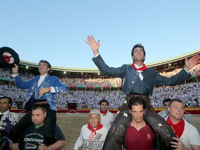 Hermoso de Mendoza (izquierda) y Sergio Gal&aacute;n salen a hombros de la plaza de Pamplona.