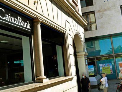 Oficinas de CaixaBank y Bankia en L'Hospitalet (Barcelona).