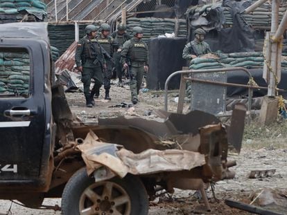 Policías vigilan cerca al carro bomba que explotó en la madrugada en Timba, Cauca, el 13 de agosto de 2023.