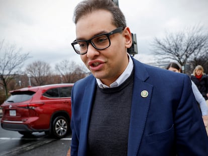 Imagen del congresista republicano, George Santos, saliendo de su oficina en Washington.