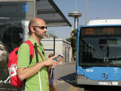 Un usuario de aplicaciones de movilidad, a punto de subirse al autobús 133 de Madrid, en las inmediaciones de Moncloa.