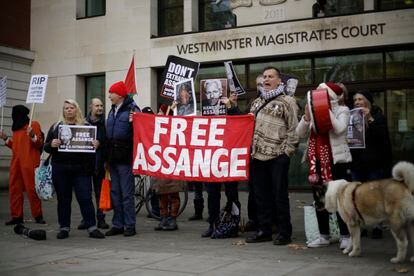 Partidarios del fundador de WikiLeaks, Julian Assange, protestan afuera de la Corte de Magistrados de Westminster en Londres.