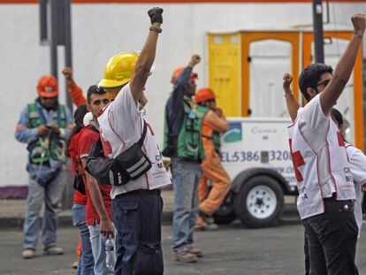 Brigadistas y voluntarios piden silencio absoluto.