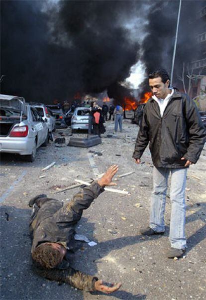 Un hombre pide ayuda tras el atentado de ayer en Beirut.