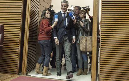 Ricardo Costa, este martes, a su llegada al hemiciclo de las Cortes Valencianas, rodeado de periodistas. 