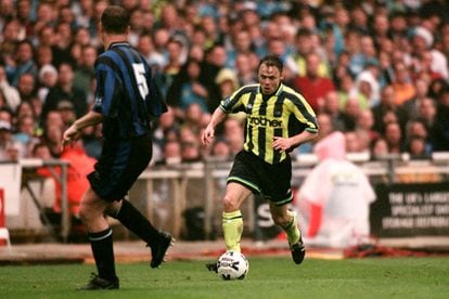 El jugador del City Paul Dickov, contra Guy Butters, del Gillingham, en 1999.