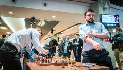 Carlsen firma su rendición ante Vachier-Lagrave en la última ronda del Mundial Relámpago, hoy en Varsovia